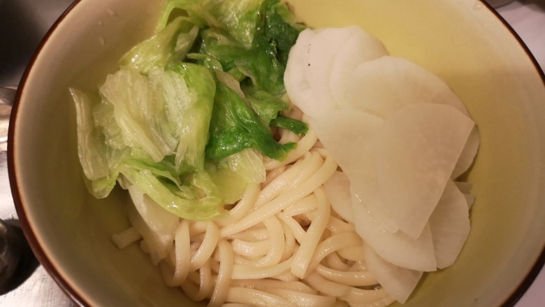 红烧牛肉面,面煮熟,加白萝卜和生菜。
