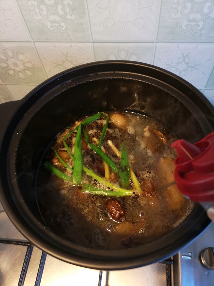 红烧牛肉面,倒入<a style='color:red;display:inline-block;' href='/shicai/ 788'>生抽</a>和<a style='color:red;display:inline-block;' href='/shicai/ 762'>老抽</a>，小火炖一小时，捞出葱，八角和桂皮。继续炖一小时。快出锅前，加盐调味。