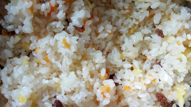 #花样水果# 凤梨香饭,拌匀。