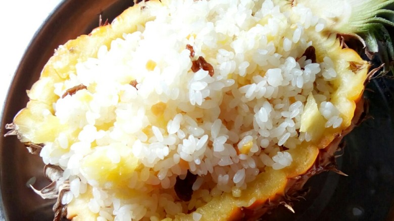 #花样水果# 凤梨香饭,拌好的果饭放入凤梨碗中。