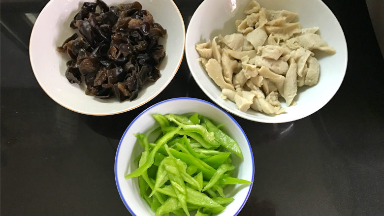 青椒黑木耳炒面筋,黑木耳提前泡发后清洗干净后撕成小块,青椒去籽洗净切成丝,面筋用手撕成小块。