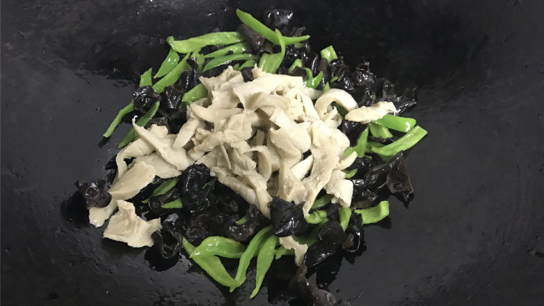 青椒黑木耳炒面筋,炒至青椒开始变软,放入切好的面筋。