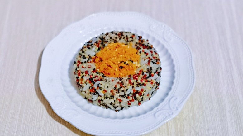 甜甜圈肉松藜麦饭,再把<a style='color:red;display:inline-block;' href='/shicai/ 432'>肉松</a>放入中间的圈圈里。