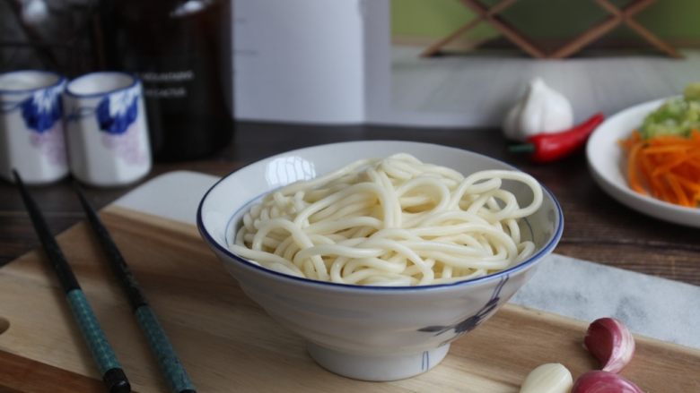 芝麻酱凉拌面,将凉面放入面碗中。