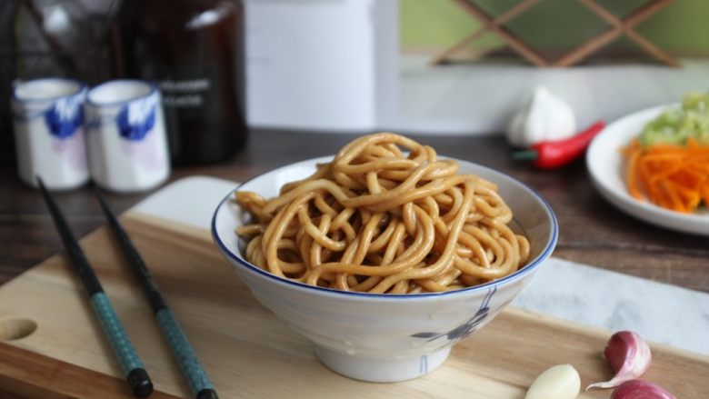 芝麻酱凉拌面,将酱汁拌匀再拌入一些菜码即可食用。