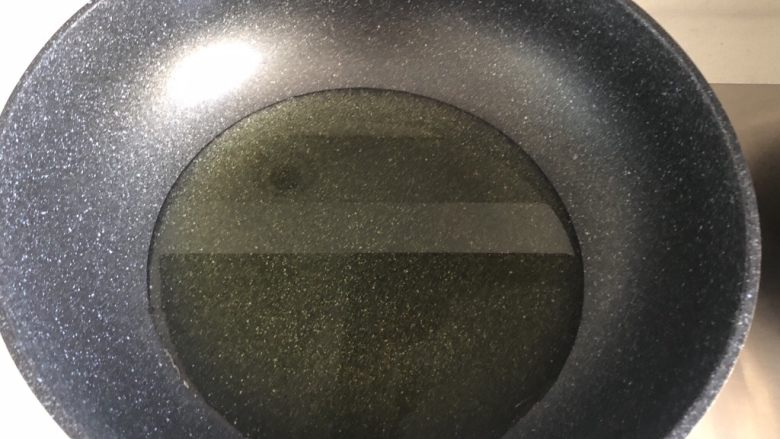 蛋黄焗南瓜,锅中倒适量油烧热