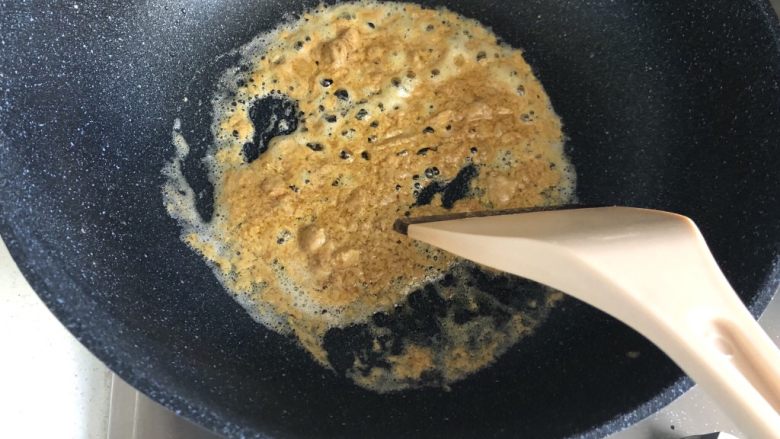 蛋黄焗南瓜,将咸鸭蛋黄炒至起泡