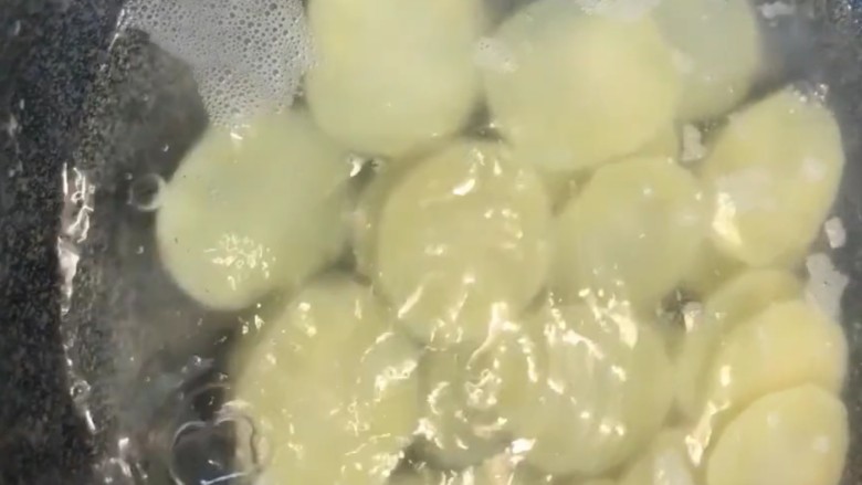 麻辣土豆片,水开下锅焯两分钟