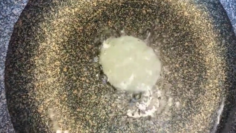 麻辣土豆片,油温七成热下锅炸