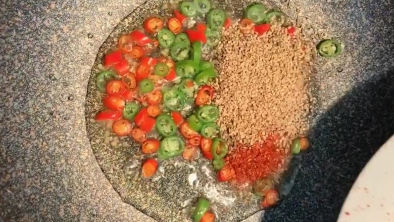 麻辣土豆片,锅留底油放入小米辣，青椒圈，<a style='color:red;display:inline-block;' href='/shicai/ 761'>辣椒粉</a>，<a style='color:red;display:inline-block;' href='/shicai/ 146542'>孜然粉</a>，<a style='color:red;display:inline-block;' href='/shicai/ 666'>芝麻</a>，<a style='color:red;display:inline-block;' href='/shicai/ 704'>椒盐</a>炒香