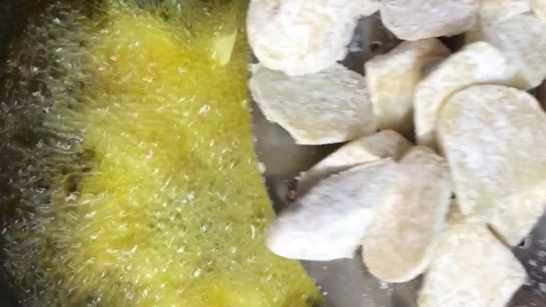 拔丝地瓜,油温七成热下锅炸
