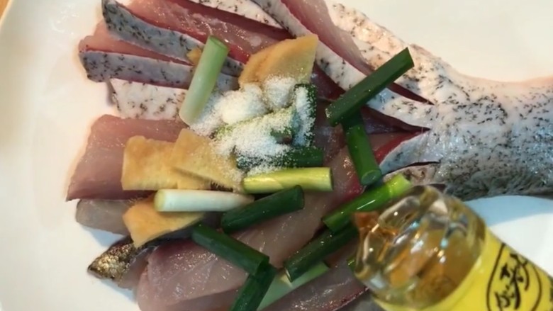 糖醋鲫鱼尾,放入葱姜,盐,料酒抓拌均匀腌制五分钟