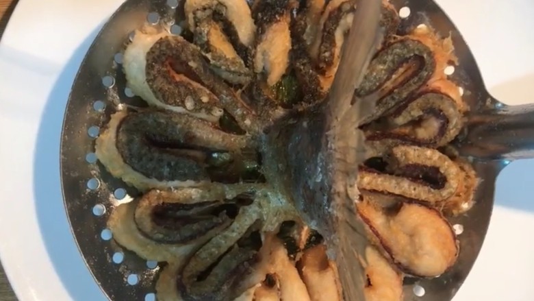 糖醋鲫鱼尾,炸至金黄捞出控油