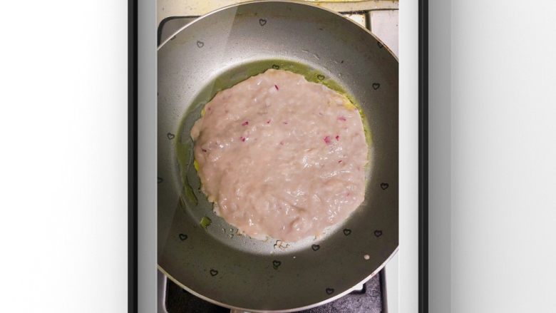 猪肉黑芝麻肉饼,锅内放入少量油开小火把肉泥倒入铺平,慢煎至底部凝固!