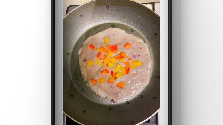 猪肉黑芝麻肉饼,撒上一部分甜椒丁,记得留一半备用!