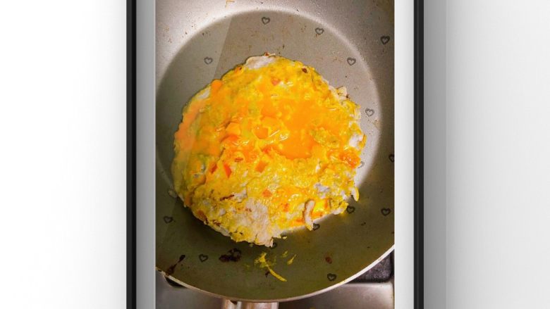 猪肉黑芝麻肉饼,煎至翻面后倒入蛋黄液!不断翻面直到肉熟透!大概时间为5分钟!