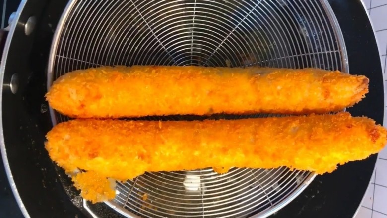 炸香蕉,炸至金黄酥脆捞出控油