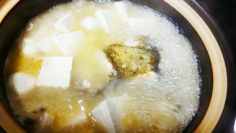 鱼头豆腐,洗净的鱼丸倒入锅中,再切半个<a style='color:red;display:inline-block;' href='/shicai/ 465'>豆腐</a>,小火慢炖