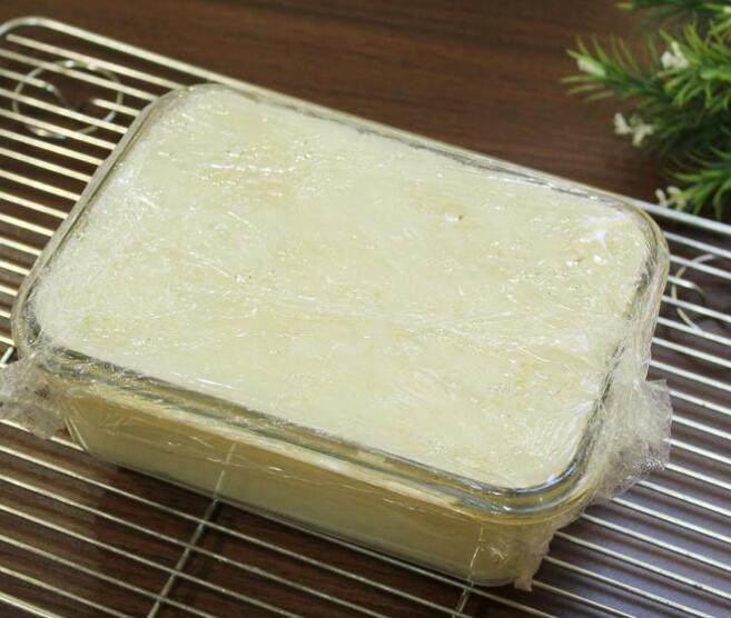 萝卜糕,移到电锅蒸架上, 外锅3杯水, 按下炊饭键至跳起