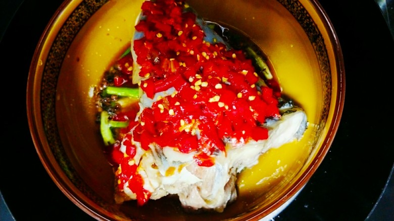 剁椒鱼头,蒸五分钟后铺上剁椒,再蒸上30分钟