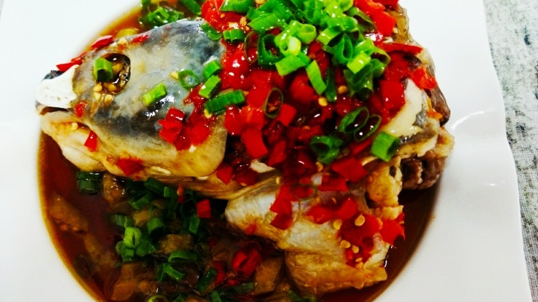 剁椒鱼头,锅中倒油,油热后淋在鱼头上即可