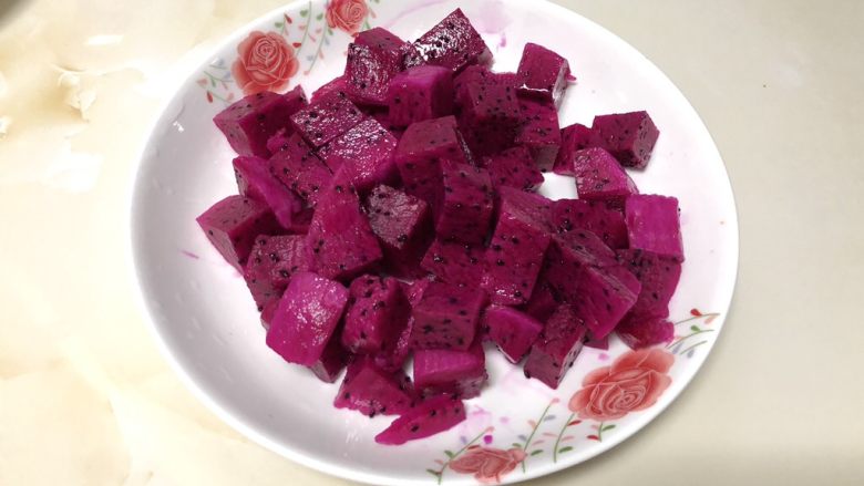 火龙果冰棍儿加冰块,准备一个红心<a style='color:red;display:inline-block;' href='/shicai/ 608'>火龙果</a>，去掉外皮后切成小块。