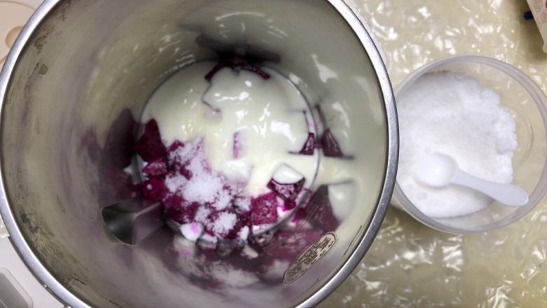 火龙果冰棍儿加冰块,将火龙果放入豆浆机（榨汁机）中，同时加入<a style='color:red;display:inline-block;' href='/shicai/ 885'>酸奶</a>100ml，就是平常的一小袋，然后加三勺<a style='color:red;display:inline-block;' href='/shicai/ 3729'>白糖</a>，再加200ml凉白开。