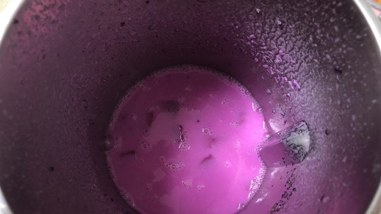 火龙果冰棍儿加冰块,大概两三分钟时间就能榨好了，粘稠的火龙果食料就好了。