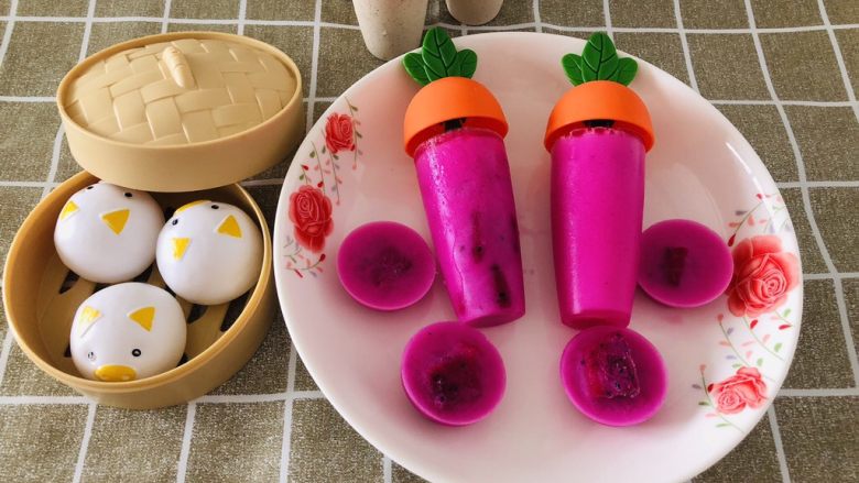 火龙果冰棍儿加冰块,时间到后拿出来脱模，好看又好吃的火龙果冰棍儿和冰块就做好了。