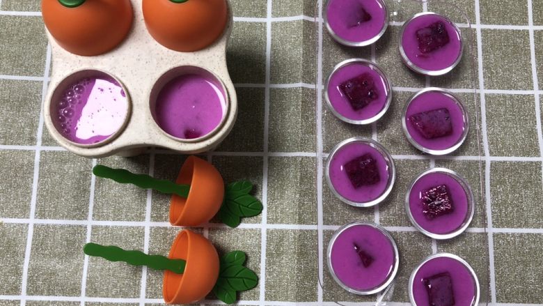 火龙果冰棍儿加冰块,将榨好的火龙果果汁倒入模具中，不要倒太满以免溢出。可以放些火龙果或其他水果小块在里面。