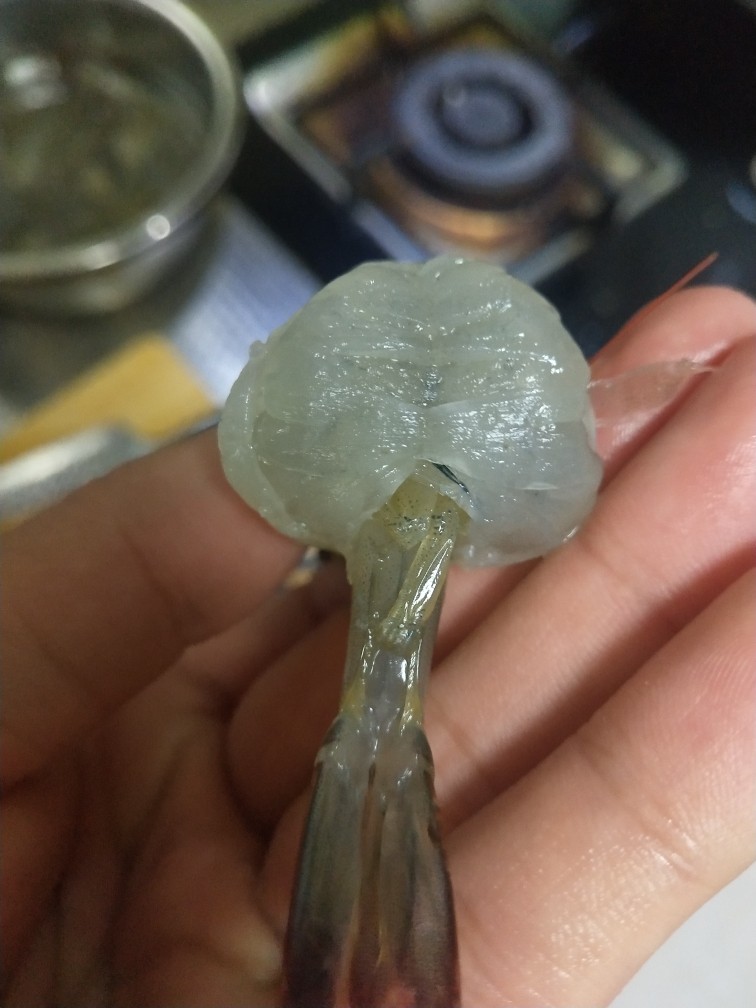 茄汁大虾,虾尾穿过虾背(建议把须子腿都去除)