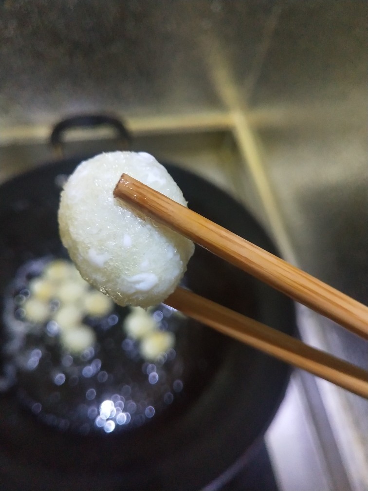 茄汁大虾,煎至起虎皮捞出。