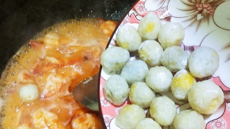 茄汁大虾,大火沸腾后加入煎好的鹌鹑蛋