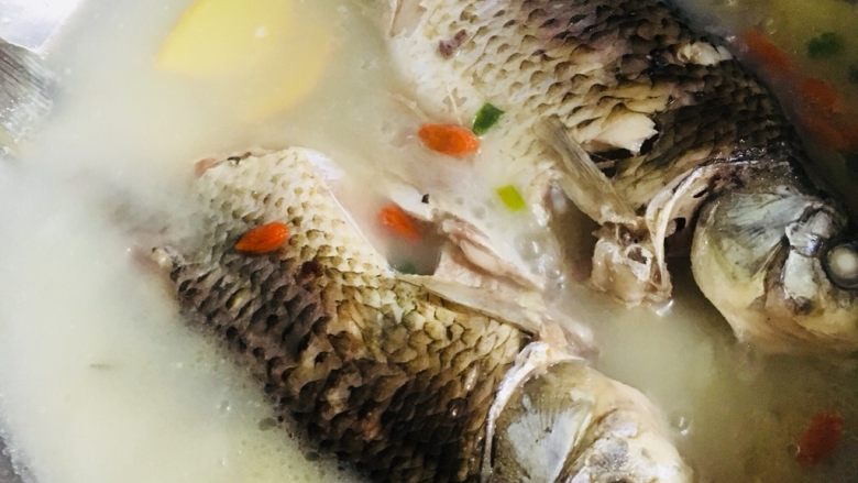 鲫鱼汤,时间到了,鱼汤变白了