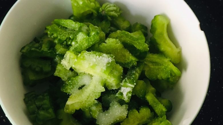 苦瓜炒鸡蛋,苦瓜切片，撒上盐＋水浸泡15分钟 