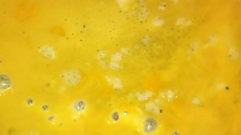 苦瓜炒鸡蛋,锅里少许油，倒入鸡蛋液翻炒 