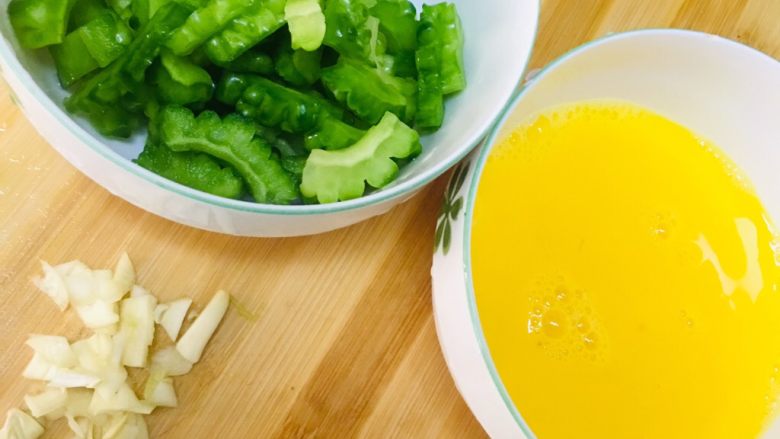 苦瓜炒鸡蛋,<a style='color:red;display:inline-block;' href='/shicai/ 9'>鸡蛋</a>打散，＋盐＋少量水 