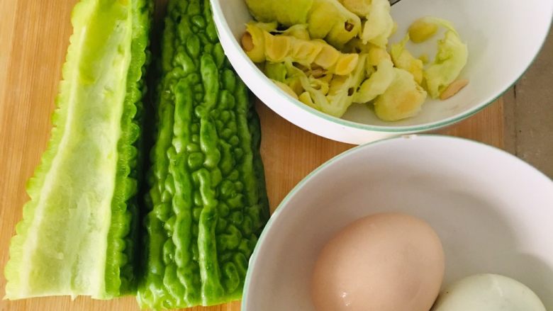 苦瓜炒鸡蛋,<a style='color:red;display:inline-block;' href='/shicai/ 55'>苦瓜</a>切半，去掉中间的籽 