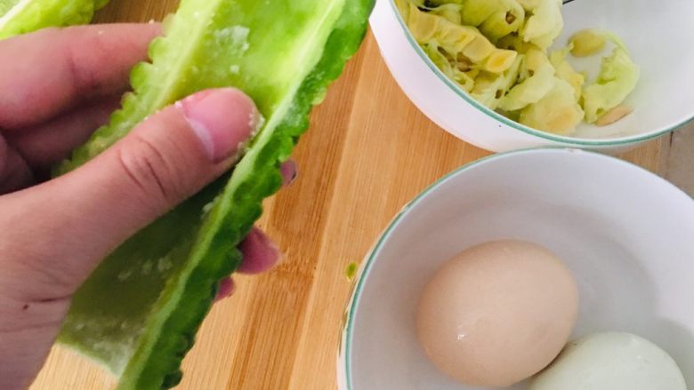 苦瓜炒鸡蛋,撒上盐，上下抹一抹 