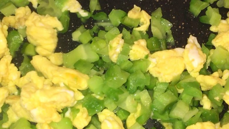 苦瓜炒鸡蛋,加入苦瓜继续翻炒，苦瓜我切的特别小，个人更喜欢 