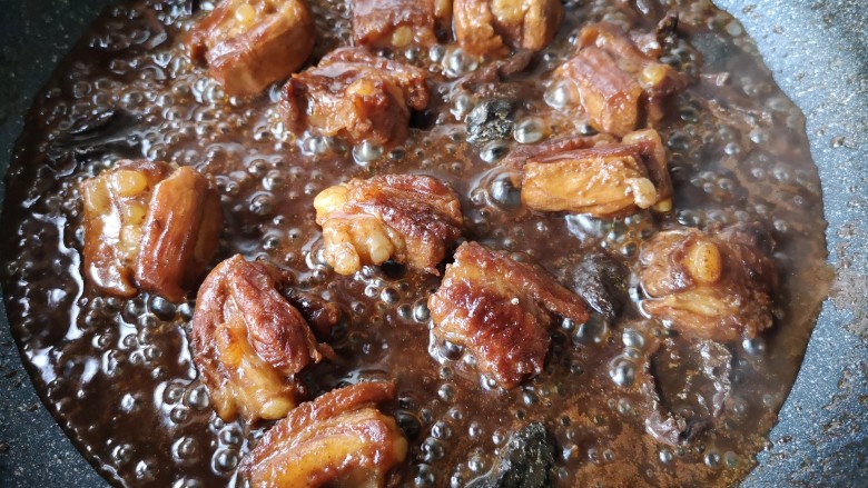 梅子排骨,待排骨酥烂,大火收汁,出锅,摆盘。