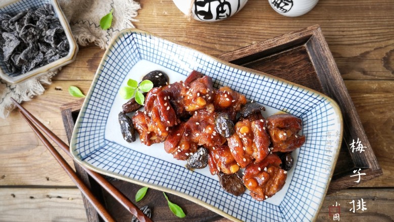 梅子排骨,可口的话梅肉和肥腻适中的排骨在一起焖制,别有风味,倍受人们喜爱。