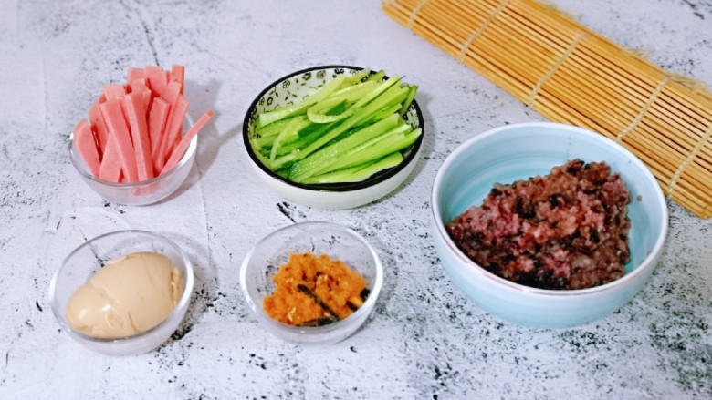 血糯米粢饭团,准备做粢饭的食材啦!这些食材可以根据个人喜欢任意搭配。
