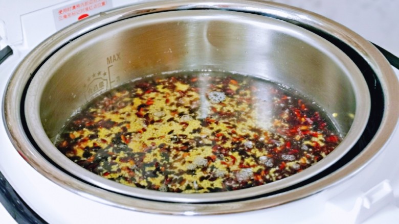 血糯米粢饭团,加入纯净水,水量没过米,再1cm内就可以。