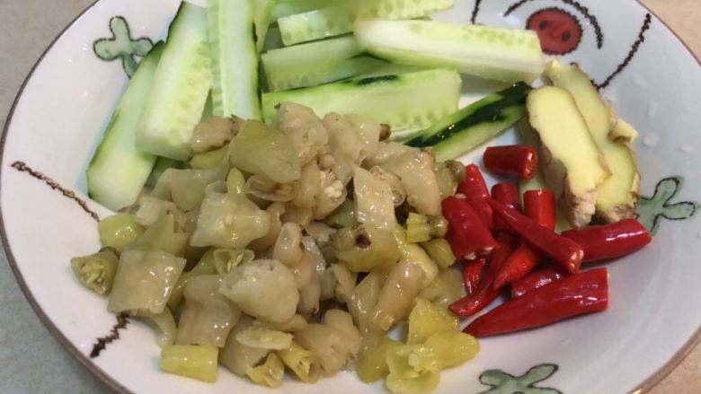 爆炒腰花,把配料准备好,烧一锅开水
