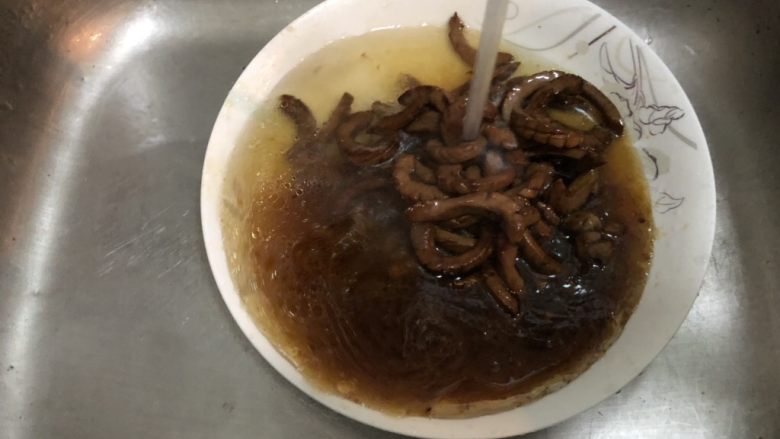 爆炒腰花,捞起来冲洗干净,这个步骤叫过油,主要是去腥