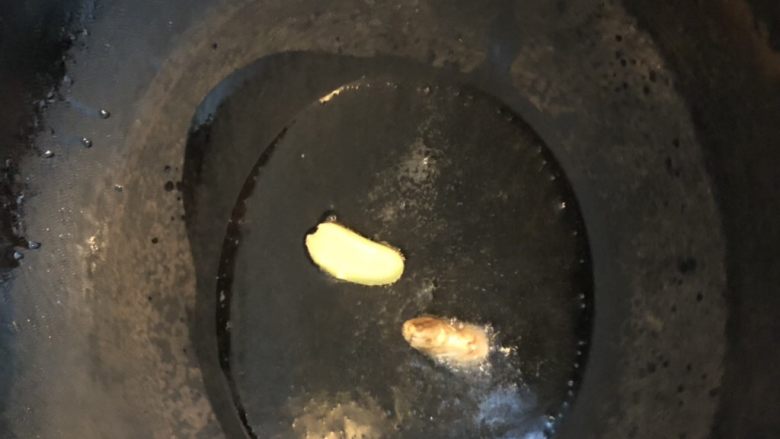 爆炒腰花,把锅烧热放入油,加姜片姜片