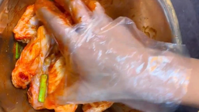 奥尔良炸鸡翅,抓拌均匀腌制十五分钟