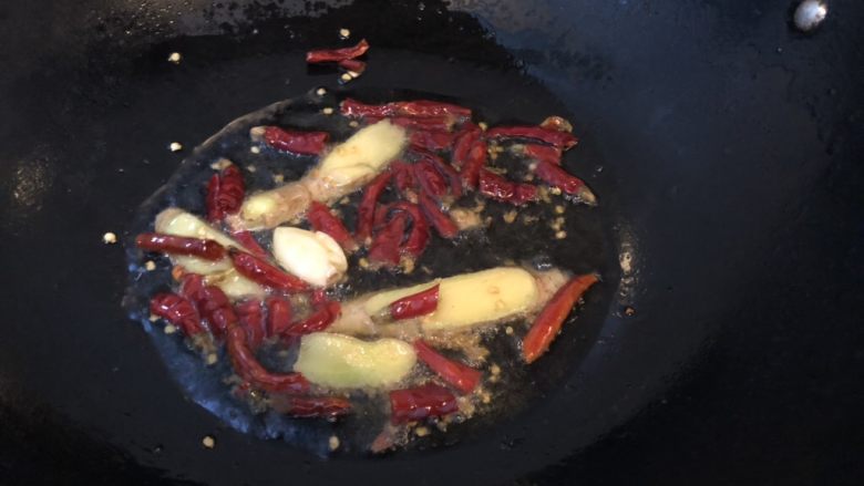 香菇炒土鸡,蒜,姜,干辣椒爆炒一下
