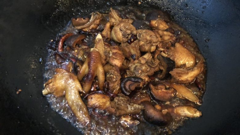 香菇炒土鸡,加入一点热水,翻炒,咕噜咕噜煮一会